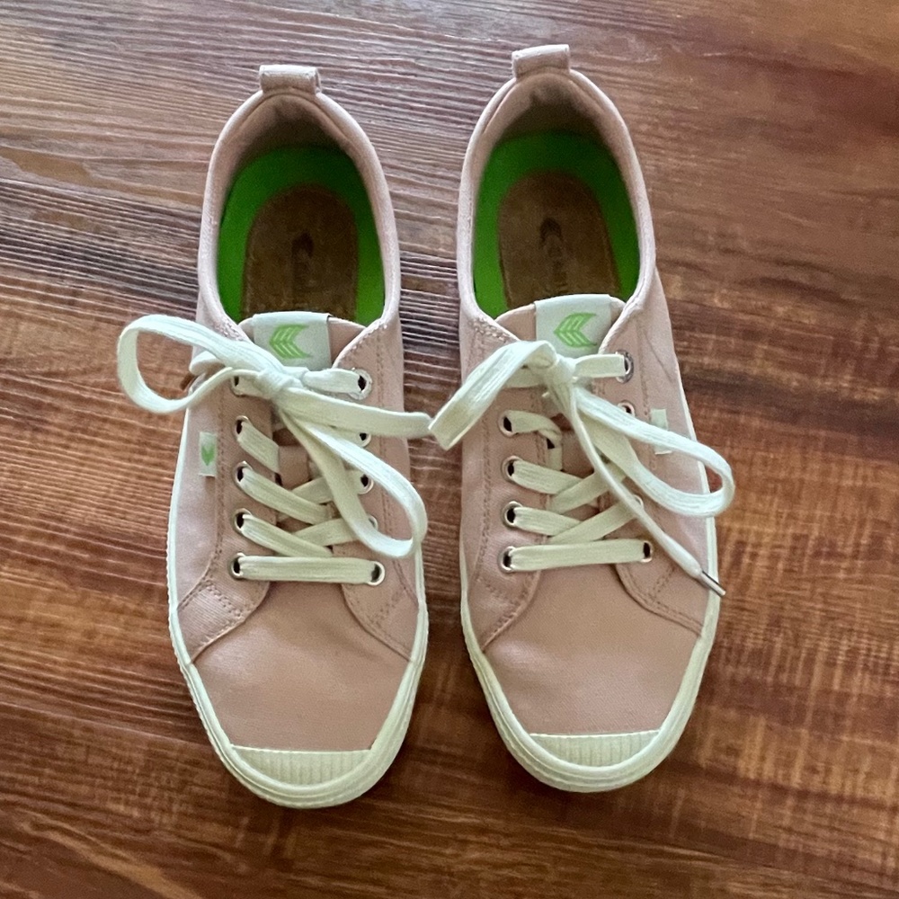 Cariuma OCA Low Sneakers - Rose Canvas - W9 - XLNT